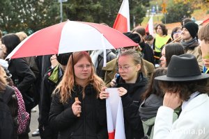 Uczennice stoją pod biało-czerwonym parasolem