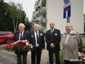 Uroczystości z udziałem przedstawicieli Rady Miasta Gdyni, zaproszonych byłych wojskowych, ich rodzin, obecnych pilotów oraz dowództwa Brygady Lotnictwa Marynarki WojennejUroczystości z udziałem przedstawicieli Rady Miasta Gdyni, zaproszonych byłych wojskowych, ich rodzin, obecnych pilotów oraz dowództwa Brygady Lotnictwa Marynarki Wojennej (fot. Małgorzata Kaliszewska)