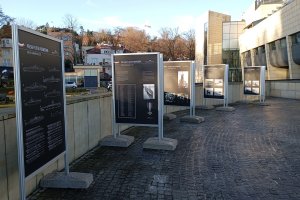 Wystawa planszowa o polskiej flocie podwodnej na tarasie widokowym Muzeum Marynarki Wojennej 