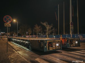 Zestaw transportowy, czyli specjalne wieloosiowe wózki SPMT na skwerze Kościuszki // fot. Marcin Mielewski