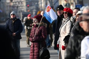 Uczestnicy uroczystości z okazji 99. rocznicy nadania Gdyni praw miejskich na skwerze Kościuszki