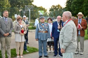 Marek Łucyk, wiceprezydent Gdyni ds. rozwoju, przedstawiciele Rady Dzielnicy Obłuże, Hufca ZHP Gdynia oraz mieszkańcy. Fot. Michał Puszczewicz