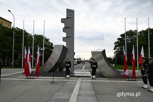 Przedstawiciele służb mundurowych oddali hołd weteranom i uczestnikom misji ONZ w dniu ich święta, fot. Michał Sałata