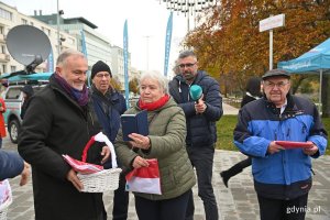 Prezydent Gdyni Wojciech Szczurek podczas rozdawania flag mieszkańcom w ramach akcji Radia Gdańsk 