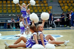 Cheerleaderki podczas pokazu w przerwie jednego z meczów