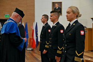 Od lewej: prymus - bsm. pchor. Bartosz Słupczewski oraz absolwenci z II i III najlepszą lokatą: bsm. pchor. Filip Mucha i bsm. pchor. Aleksandra Poletyło podczas uroczystości wręczenia dyplomów