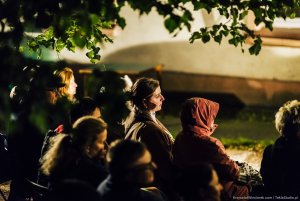 Publiczność przyglądająca się spektaklowi „Rodzanice” na festiwalu „Pociąg do miasta” // fot. Krzysztof Winciorek