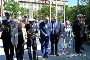 Od lewej: Krystyna Cembrzyńska-Piłat – wiceprezes okręgu pomorskiego Światowego Związku Żołnierzy Armii Krajowej, kpt. w st. sp. Tomasz Kuplicki, wiceprezes okręgu pomorskiego Światowego Związku Żołnierzy Armii Krajowej, Krzysztof Jankowski - prezes gdyńskiego koła Światowego Związku Żołnierzy Armii Krajowej i Helga Łukaszewska złożyli kwiaty podczas uroczystości z okazji 80. rocznicy wybuchu powstania warszawskiego