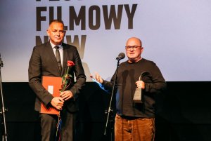 Na scenie reżyser filmu „Moja sytuacja jest szczególnie trudna” Piotr Mielech laureat nagrody głównej w kategorii konkurs dokumentów polskich (fot. mat. prasowe Festiwal NNW)