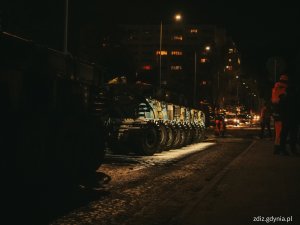 Zestaw transportowy, czyli specjalne wieloosiowe wózki SPMT na skwerze Kościuszki // fot. Marcin Mielewski