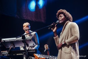 Na scenie Benjamin Clementine i klawiszowiec