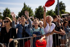 Tłum ludzi witających wracających z misji marynarzy.