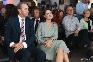 Wiceprezydent Gdyni Katarzyna Gruszecka-Spychała i Mieczysław Struk - marszałek województwa pomorskiego podczas wernisażu wystawy „Najlepsze Dyplomy Akademii Sztuk Pięknych” // fot. Mateusz Dietrich