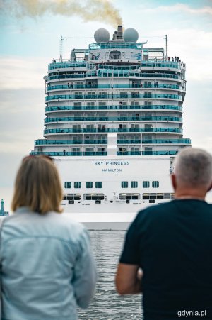 Wejście wycieczkowca Sky Princess do portu w Gdyni, fot. Kamil Złoch