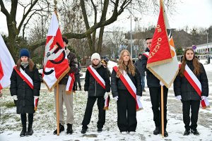 Poczty sztandarowe z dwóch gdyńskich szkół podczas uroczystości z okazji 83. rocznicy utworzenia AK 