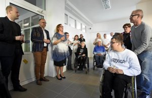 Otwarcie Centrum Intensywnej Rehabilitacji na Witominie, od lewej strony wiceprezydenci Gdyni Bartosz Bartoszewicz i Michał Guć oraz Edyta Maliszewska, prezes Fundacji Dobro Dobrem Wraca, fot. Kamil Złoch