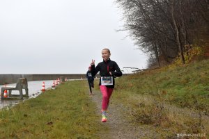 Oksywski bulwar przywitał zgromadzonych rześkim morskim powietrzem, dżdżystą pogodą i sprzyjającą bieganiu temperaturą // fot. M. Urbaniak