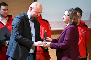 Laureat podczas odbierania nagrody (fot. Michał Puszczewicz)