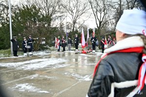 Obchody 83. rocznicy utworzenia Armii Krajowej przed pomnikiem Armii Krajowej na skwerze Kościuszki 