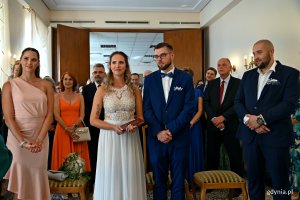 Angelika Rywalska i Jakub Sendobry wraz ze świadkami i rodziną podczas ceremonii w Urzędzie Stanu Cywilnego w Gdyni 