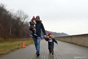 Oksywski bulwar przywitał zgromadzonych rześkim morskim powietrzem, dżdżystą pogodą i sprzyjającą bieganiu temperaturą // fot. M. Urbaniak