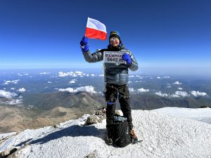 Mężczyzna na ośnieżonym szczycie