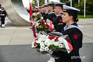 Żołnierze Marynarki Wojennej trzymają wiązanki, fot. Michał Sałata