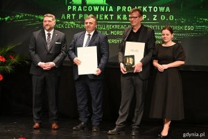 Na zdj. prezes pracowni Art Projekt K&M Jarosław Krause, rektor Uniwersytetu Morskiego prof. dr hab. inż. Adam Weintrit, prezydent Aleksandra Kosiorek i przewodniczący Tadeusz Szemiot