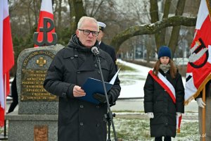 Senator Sławomir Rybicki przemawiający podczas uroczystości z okazji 83. rocznicy utworzenia AK