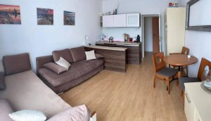 Apartament Gdynia 99, widok na salon z aneksem kuchennym