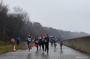 Oksywski bulwar przywitał zgromadzonych rześkim morskim powietrzem, dżdżystą pogodą i sprzyjającą bieganiu temperaturą // fot. M. Urbaniak