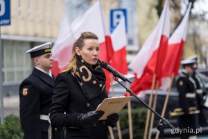 Anna Chojnowska, naczelnik Biura Prezydenta Miasta czyta list od prezydent Gdyni