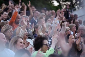 Publiczność zgromadzona na prapremierze spektaklu „Na Waleta!” na Scenie Letniej w Orłowie // fot. Roman Jocher