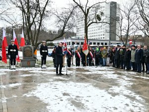 Mariusz Bzdęga - dyrektor zarządzający ds. kultury i aktywności mieszkańców i inni uczestnicy uroczystości podczas obchodów z okazji 83. rocznicy utworzenia AK