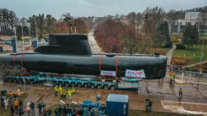 „Sokół” na skwerze Kościuszki podczas transportu do Muzeum Marynarki Wojennej 