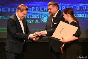 Prezes Zarządu TORUS Gdynia Północ Przemysław Ryś odbiera wyróżnienie w kategorii "Inwestycja", wręczają Przewodniczący Tadeusz Szemiot i Prezydent Aleksandra Kosiorek / fot. Michał Puszczewicz