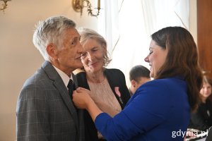 Medale za Długoletnie Pożycie Małżeńskie wręczyła jubilatom prezydent Gdyni Aleksandra Kosiorek