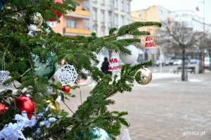 Fragment choinki u zbiegu ulic Świętojańskiej i Starowiejskiej. Gałęzie są przyozdobione kolorowymi bombkami i ozdobami z koronek