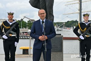 Wicewojewoda pomorski Emil Rojek przemawia podczas uroczystości z okazji 161. rocznicy urodzin inż. Tadeusza Wendy. Za nim posterunek honorowy przy pomniku inż. Tadeusza Wendy