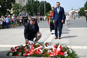 Kwiaty przy pomniku Polski Morskiej składają: Tadeusz Szemiot, przewodniczący RMG i wiceprezydent Tomasz Augustyniak