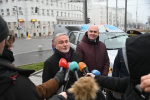 Prezydent Gdyni Wojciech Szczurek podczas uroczystości przekazania kluczyków do nowego radiowozu gdyńskiego EkoPatrolu Straży Miejskiej / fot. Magdalena Śliżewska