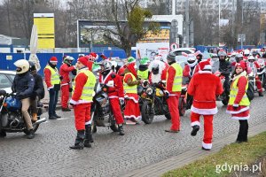 Motocykliści przebrani za mikołaje