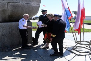 Wiceprezydentka Gdyni Oktawia Gorzeńska i prof. Daniel Duda z Polskiego Towarzystwa Nautologicznego podczas uroczystości upamiętniających Josepha Conrada 