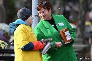 Wolontariusz i Danuta Styk podczas kwesty na Cmentarzu Witomińskim 