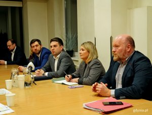 Od prawej: ogrodnik miasta Tadeusz Schenk, radna miasta Monika Strzałkowska, wiceprezydent Gdyni Maciej Zielonka, koordynator radców prawnych Urzędu Miasta Gdyni mec. Marcin Zawisza i dyrektor zarządzający ds. kultury i aktywności mieszkańców Mariusz Bzdęga podczas spotkania z Radą Dzielnicy Obłuże