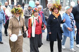 Nie brakowało pomysłowych strojów wśród seniorów (fot. Michał Puszczewicz)