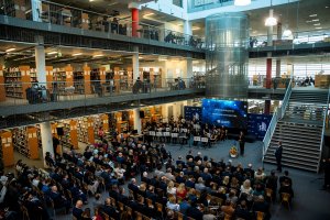 Uczestnicy spotkania zgromadzeni w Bibliotece UG