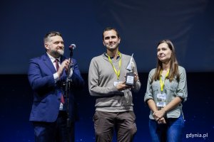 Nagrodę im. Andrzeja Zawady otrzymali Natalia i Krzysztfo Krygier. Nagrodę wręczył przewodniczący Rady Miasta Tadeusz Szemiot (fot. Karol Stańczak)