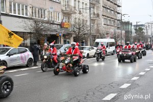 Motocykliści przebrani za mikołaje jadą ulicą Świętojańską