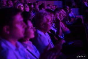 publiczność w sali teatralnej